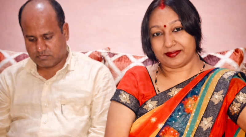 UP crime news case me giraftar couple ka photo, jisme dono aaropi dikh rahe hain